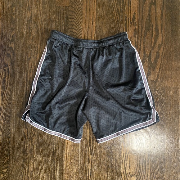 Vintage Nike Basketball shorts - Picture 2 of 2